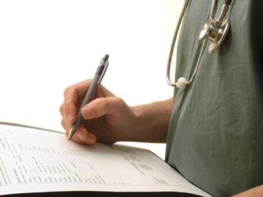 Medicii sunt obligaţi să prescrie reţete în sistem electronic din 1 ianuarie 2013